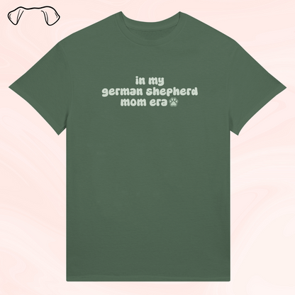 "In My Dog Mom Era" oman lemmikin rodulla - personoitava t-paita